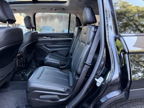 Used 2023 Jeep Grand Cherokee L Limited w/ Luxury Tech Group II AWD/4WD image 19