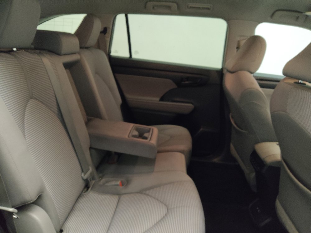 Used 2021 Toyota Highlander LE FWD image 19