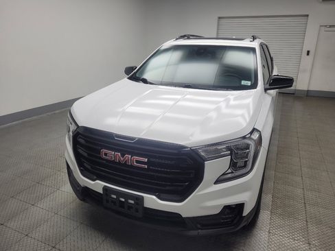 Used 2024 GMC Terrain SLT w/ Elevation Edition image 15
