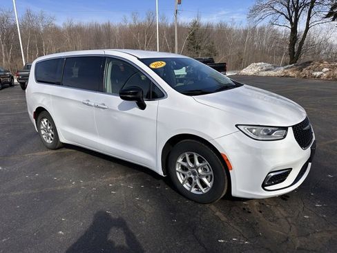 Used 2024 Chrysler Pacifica Touring-L image 7