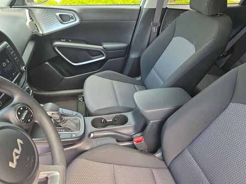 Used 2025 Kia Soul LX w/ LX Technology Package FWD image 16