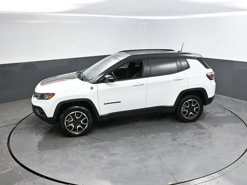 Used 2025 Jeep Compass Trailhawk AWD/4WD image 41