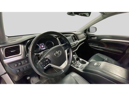 Used 2018 Toyota Highlander XLE AWD/4WD image 11