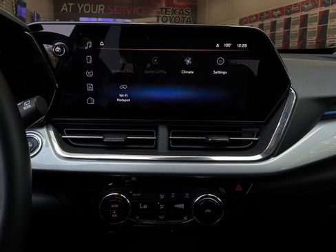Used 2025 Chevrolet Trax LT w/ LT Convenience Package FWD image 24