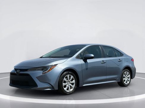 Used 2025 Toyota Corolla LE FWD image 2
