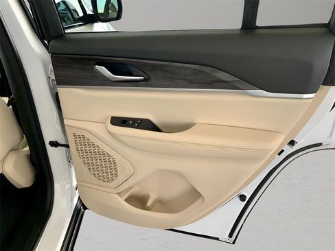 Used 2023 Jeep Grand Cherokee Limited image 26