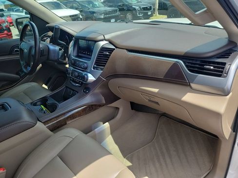 Used 2020 Chevrolet Suburban LT w/ Luxury Package RWD image 28
