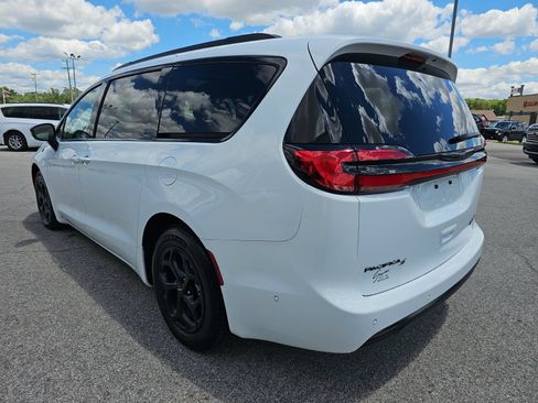 Used 2024 Chrysler Pacifica Premium FWD image 6