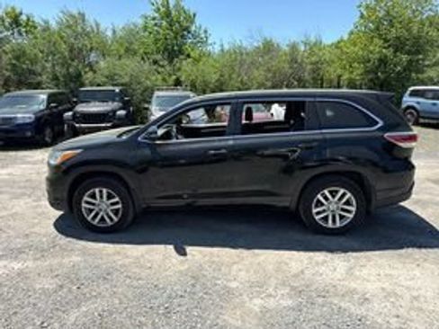Used 2014 Toyota Highlander LE AWD/4WD image 8