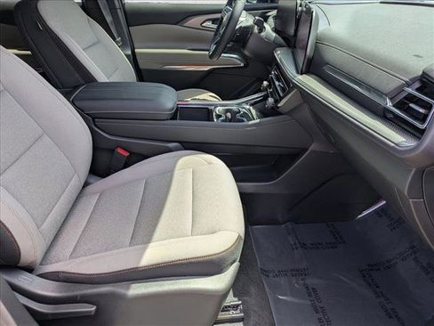 Used 2025 Chevrolet Traverse LT FWD image 23