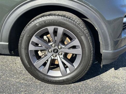 Used 2022 Ford Explorer XLT w/ Equipment Group 202A image 7