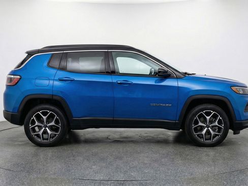 Used 2025 Jeep Compass Limited image 11