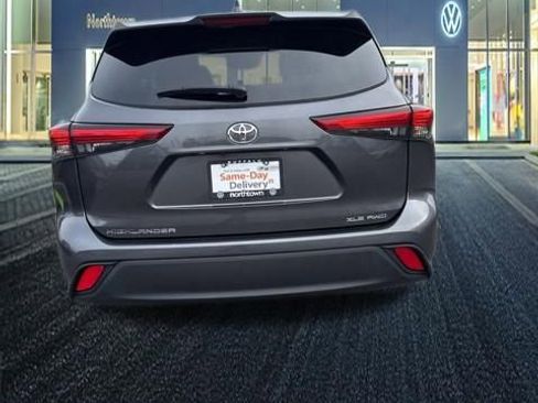 Used 2023 Toyota Highlander XLE AWD/4WD image 8
