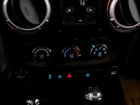 Used 2017 Jeep Wrangler Unlimited Sahara w/ Connectivity Group AWD/4WD image 29
