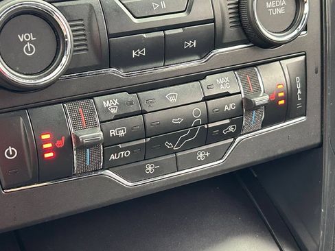 Used 2018 Ford Explorer XLT w/ Equipment Group 202A FWD image 25