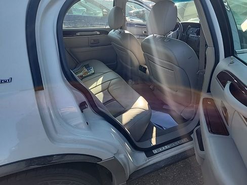 Used 2005 Lincoln Town Car Signature Limited image 20