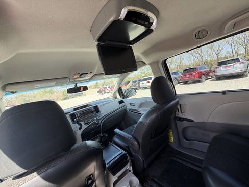 Used 2014 Toyota Sienna SE FWD image 17