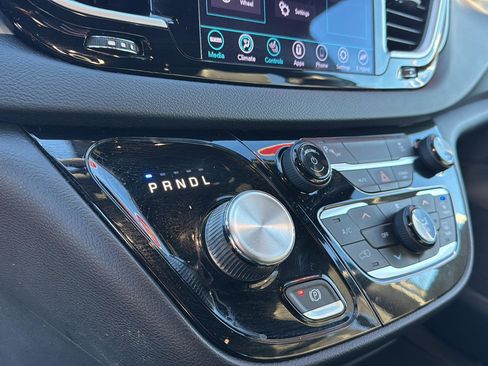 Used 2020 Chrysler Pacifica Touring-L w/ S Appearance Package image 25