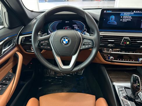 Used 2023 BMW 530e w/ Convenience Package image 28