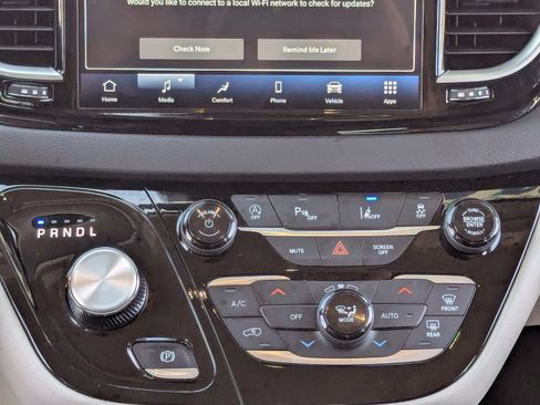 Used 2024 Chrysler Pacifica Touring-L image 21