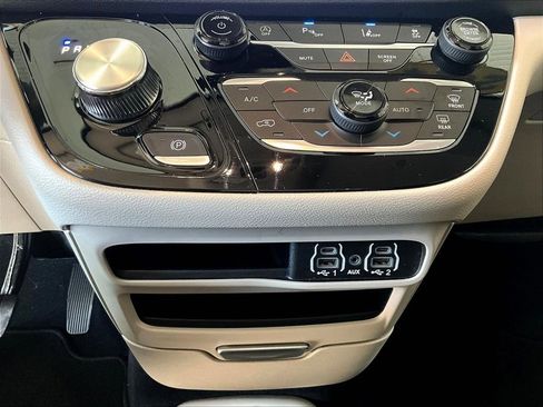 Used 2023 Chrysler Pacifica Touring-L image 27