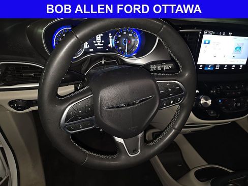 Used 2023 Chrysler Pacifica Touring-L FWD image 8