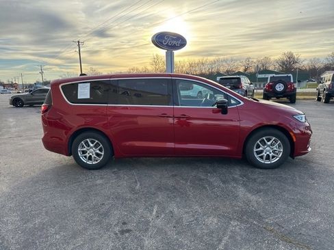 Used 2025 Chrysler Pacifica Select image 4