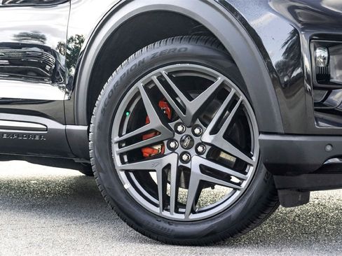 Used 2025 Ford Explorer ST-Line w/ ST-Line Street Pack image 2