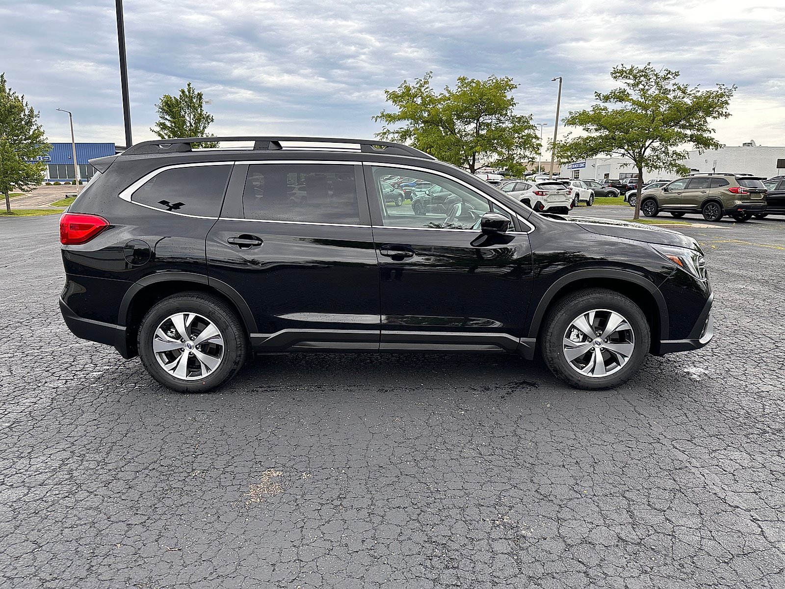 Used 2025 Subaru Ascent Premium AWD/4WD image 2