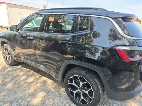 Used 2025 Jeep Compass Limited AWD/4WD image 2