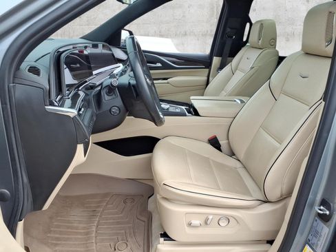 Used 2023 Cadillac Escalade Premium Luxury AWD/4WD image 4