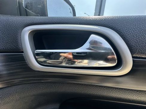 Used 2019 Jeep Grand Cherokee Laredo RWD image 30