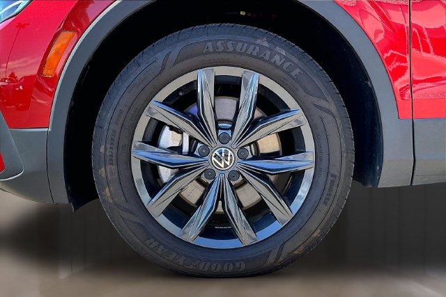 Used 2024 Volkswagen Tiguan SE w/ Panoramic Sunroof Package AWD/4WD image 34