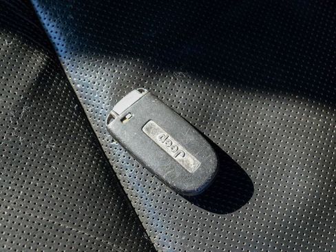 Used 2014 Jeep Grand Cherokee Limited w/ Luxury Group II image 60