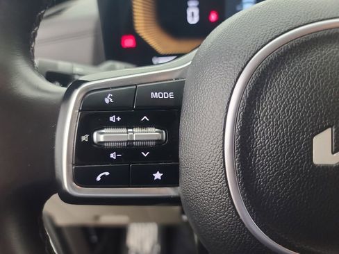 Used 2025 Kia Carnival FWD image 28