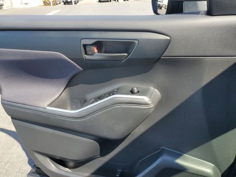 Used 2024 Toyota Highlander LE image 23