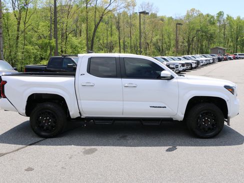 Used 2025 Toyota Tacoma SR5 RWD image 9