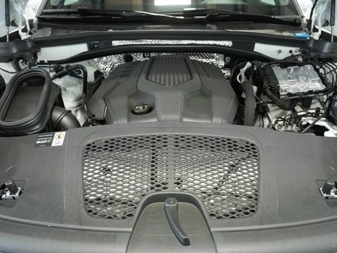 Certified 2025 Porsche Macan AWD/4WD image 30