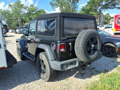 Used 2018 Jeep Wrangler Sport AWD/4WD image 6