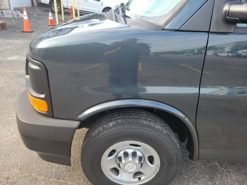 Used 2017 Chevrolet Express 3500 Extended RWD image 19