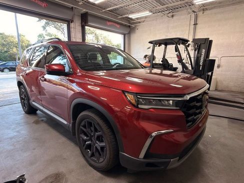 Used 2025 Honda Pilot Touring image 4