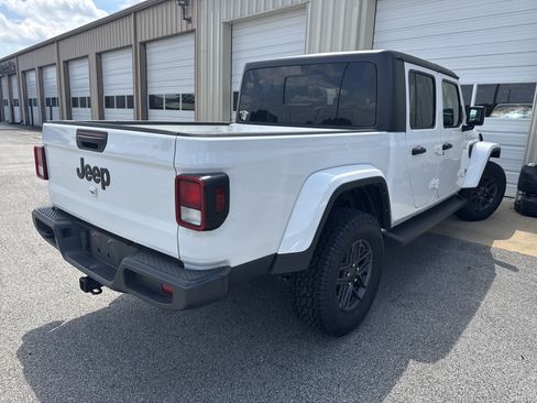 Used 2024 Jeep Gladiator Sport AWD/4WD image 2