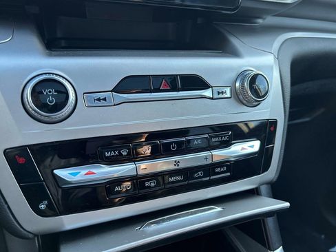 Used 2022 Ford Explorer XLT w/ Equipment Group 202A image 31