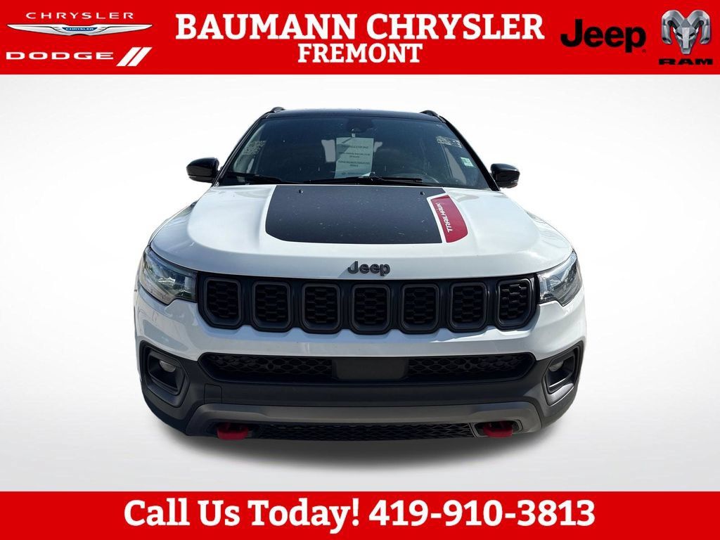 Used 2025 Jeep Compass Trailhawk AWD/4WD image 8