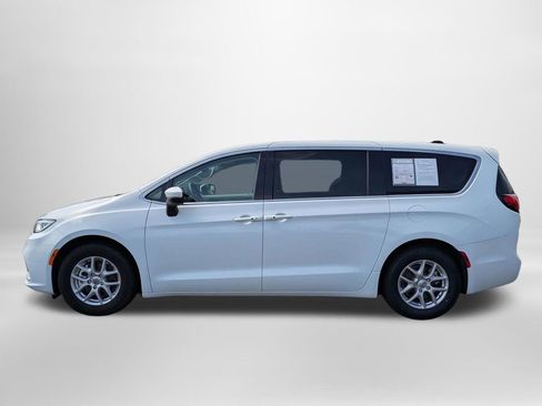 Used 2023 Chrysler Pacifica Touring-L FWD image 7