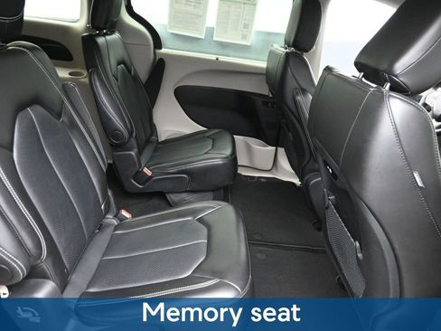 Used 2024 Chrysler Pacifica Touring-L image 9