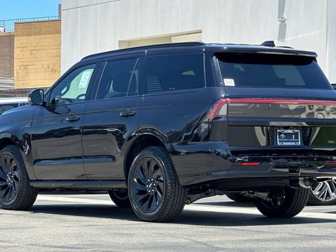 New 2026 Lincoln Navigator Reserve w/ Jet Appearance Package AWD/4WD image 5