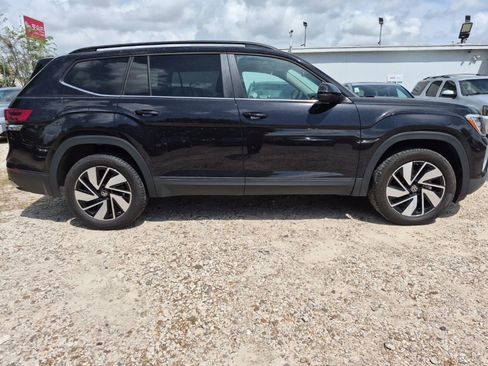 Used 2025 Volkswagen Atlas SE image 3