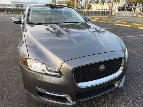 Used 2017 Jaguar XJ R-Sport RWD image 15