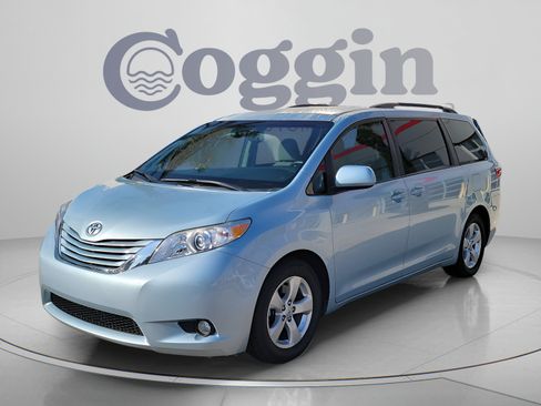 Used 2017 Toyota Sienna LE FWD image 2